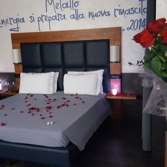 foto camera romantica con rose