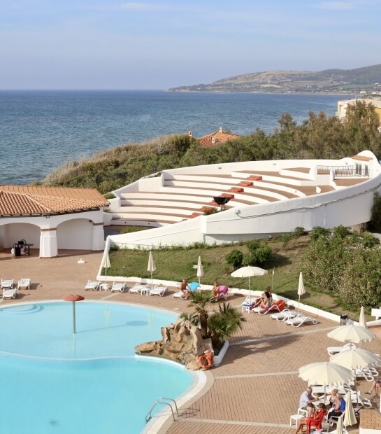 piscina con mare e anfiteatro sullo sfondo 