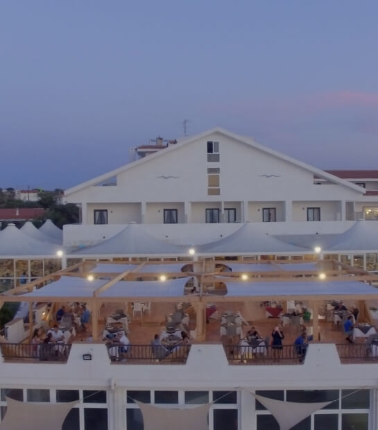 foto con drone dal mare al ristorante dell'hotel 