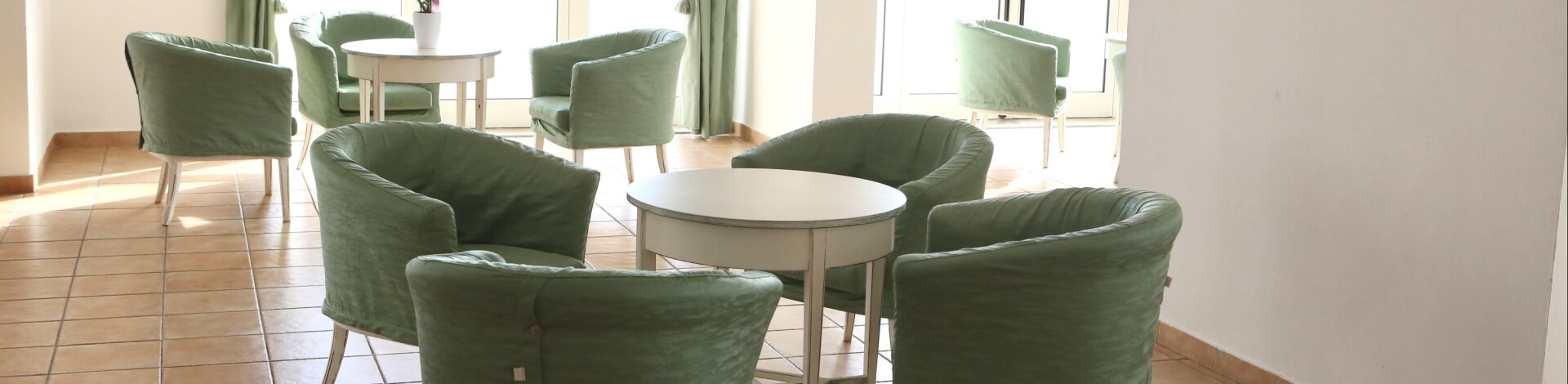 tavolini con poltrone