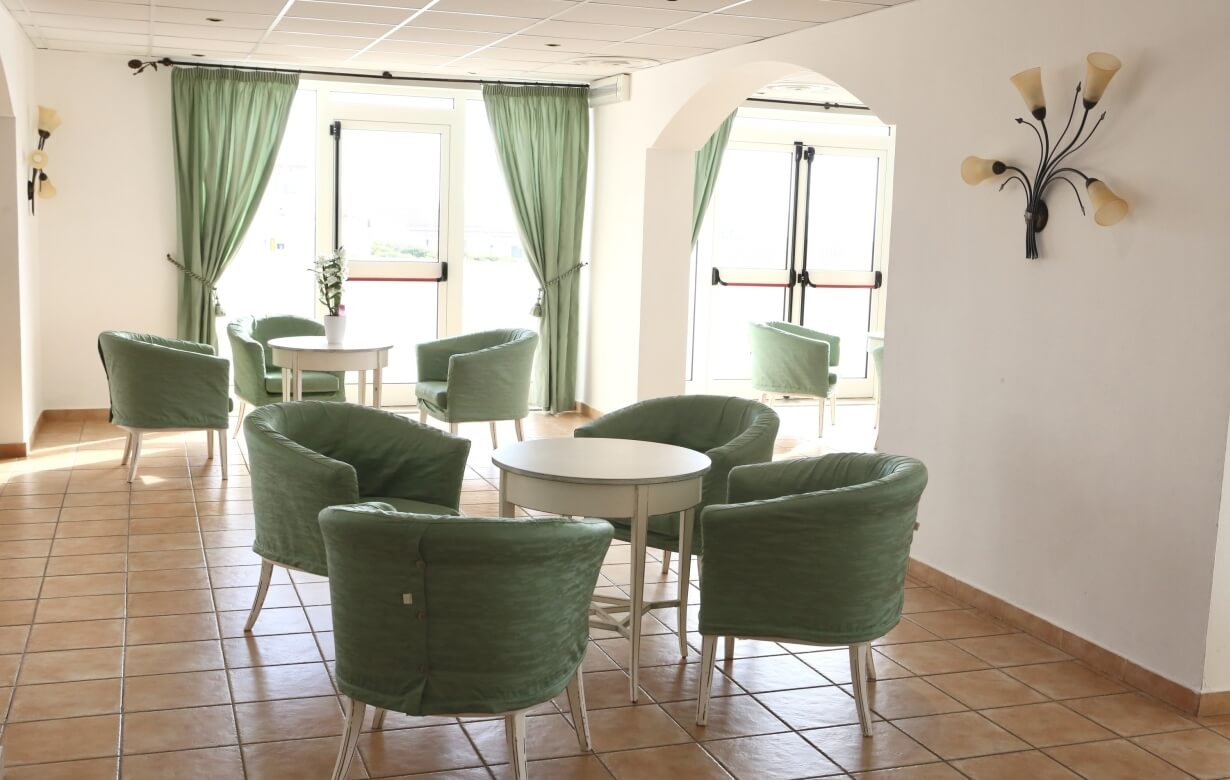 tavolini con poltrone