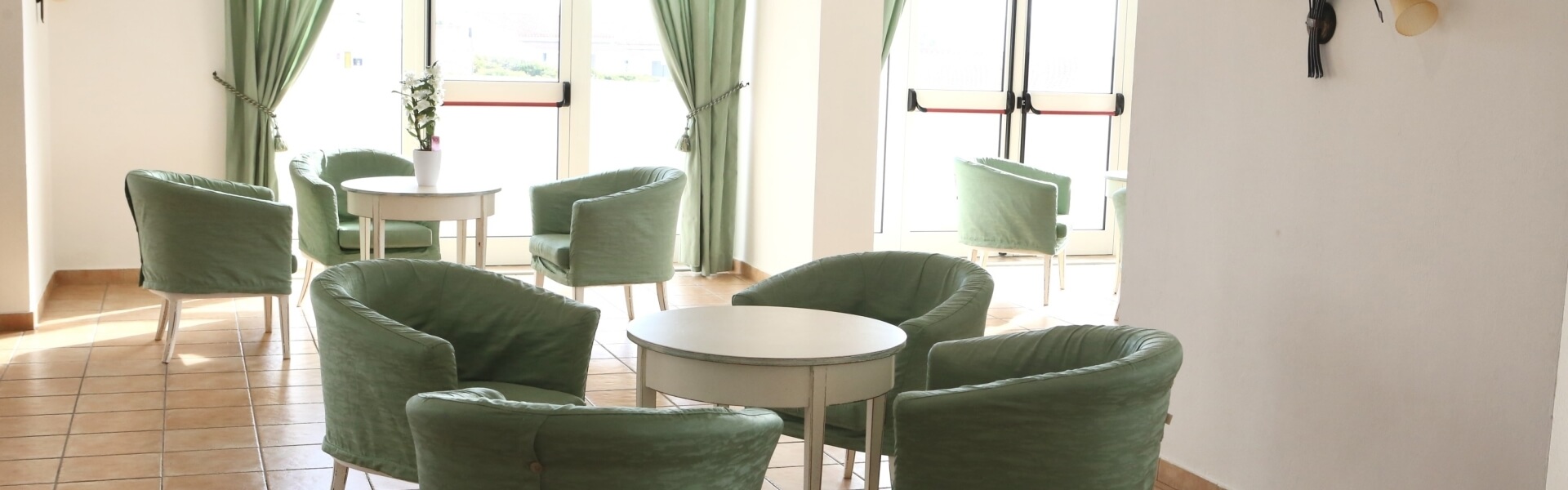 tavolini con poltrone