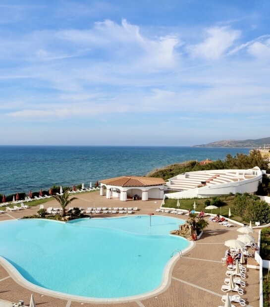 foto dall'alto della piscina e anfiteatro con vista mare