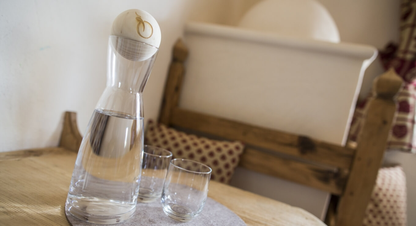 Acqua in brocca di vetro