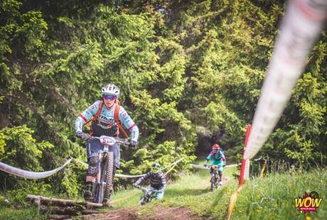 Immagine di una gara di biciclette fuoristrada con un ciclista in primo piano e un altro concorrente sullo sfondo.