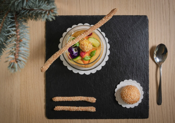 ristorante di montagna elegante con menù degustazione in Trentino. Un ristorante vegetariano sulle Dolomiti, a Vigo di Fassa. Un ristorante vegetariano in Val di Fassa