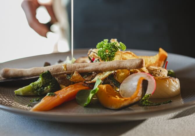 piatto vegetariano gourmet con verdure di stagione al Ristorante ORT in Val di Fassa. Un ristorante vegetariano in Val di Fassa vicino a Canazei