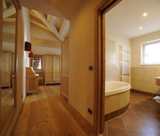 Ingresso al bagno della Family Suite Tradizione Ladina