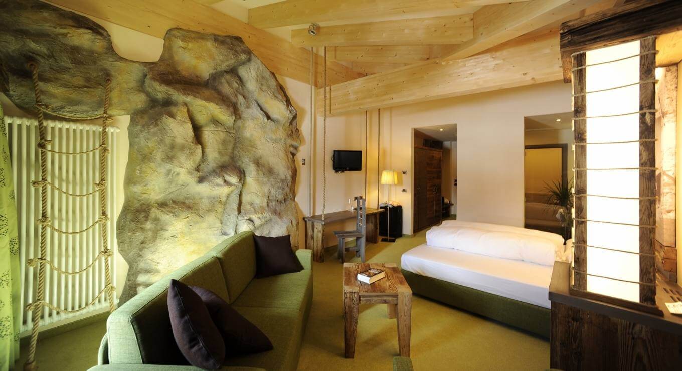 Arredi della Free Ride Pordoi con la caratteristica parete di roccia