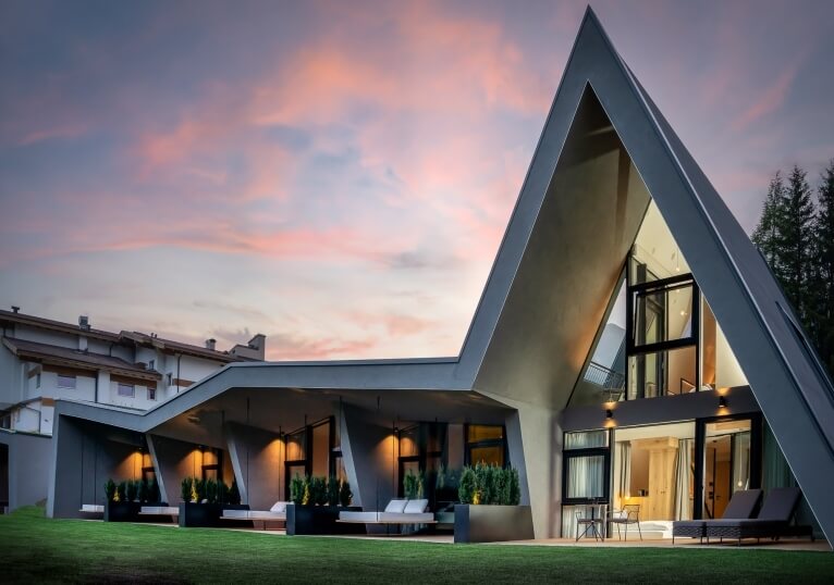 Architettura moderna con tetto triangolare e area esterna.