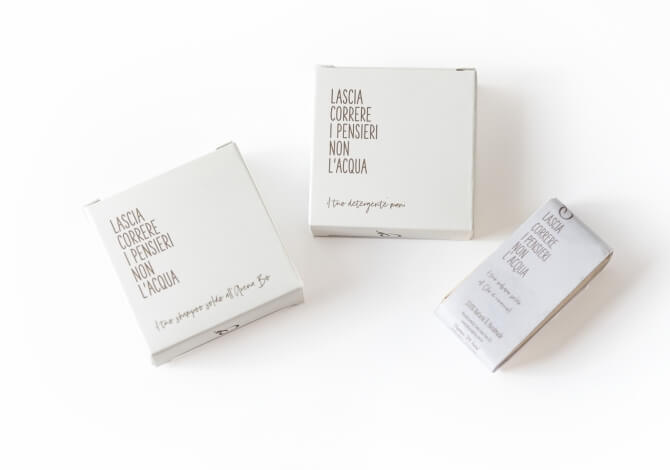 Panoramica di tre scatole con testo nero su sfondo bianco, presentando un design elegante e moderno.