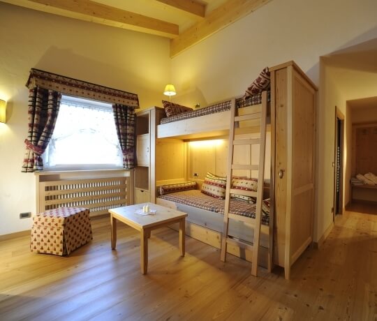 Letto a castello con arredi tradizionali ladini
