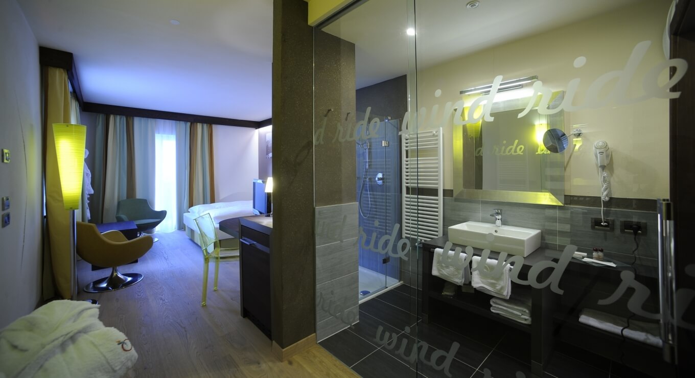 Bagno con doccia a vista