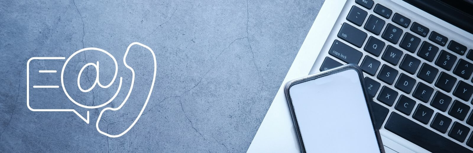 Immagine di una tastiera di laptop e un cellulare su sfondo blu, con un simbolo di fumetto e "@" al centro.