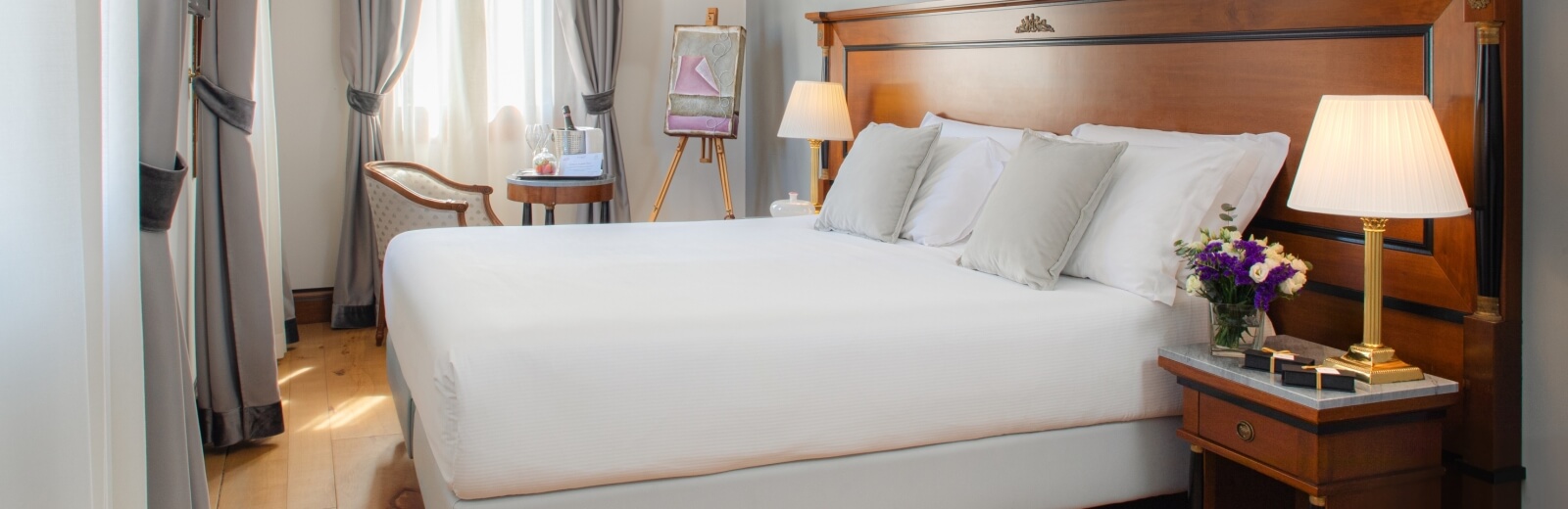 Camera d'hotel serena con letto grande, decorazioni accoglienti e luce naturale che crea un'atmosfera rilassante.