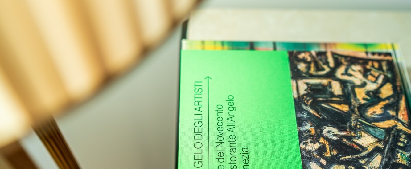 Copertina verde di un libro con testo in italiano e un dipinto astratto parzialmente visibile a destra.