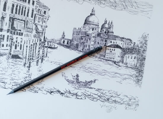 Una matita grigia con testo rosso sovrapposta a un disegno in bianco e nero di un canale a Venezia.