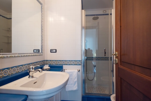 bathroom with shower in the villa