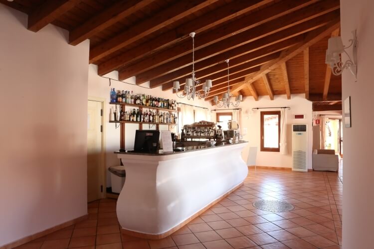 bar con soffitto in legno 