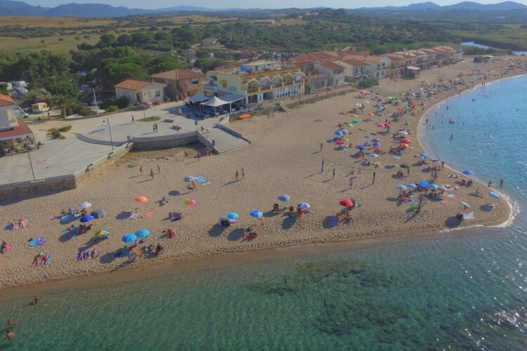 immagine dall'alto di una spiaggia 