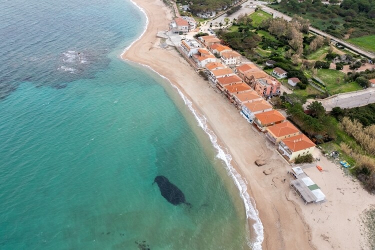 immagine dall'alto di una spiaggia nord sardegna