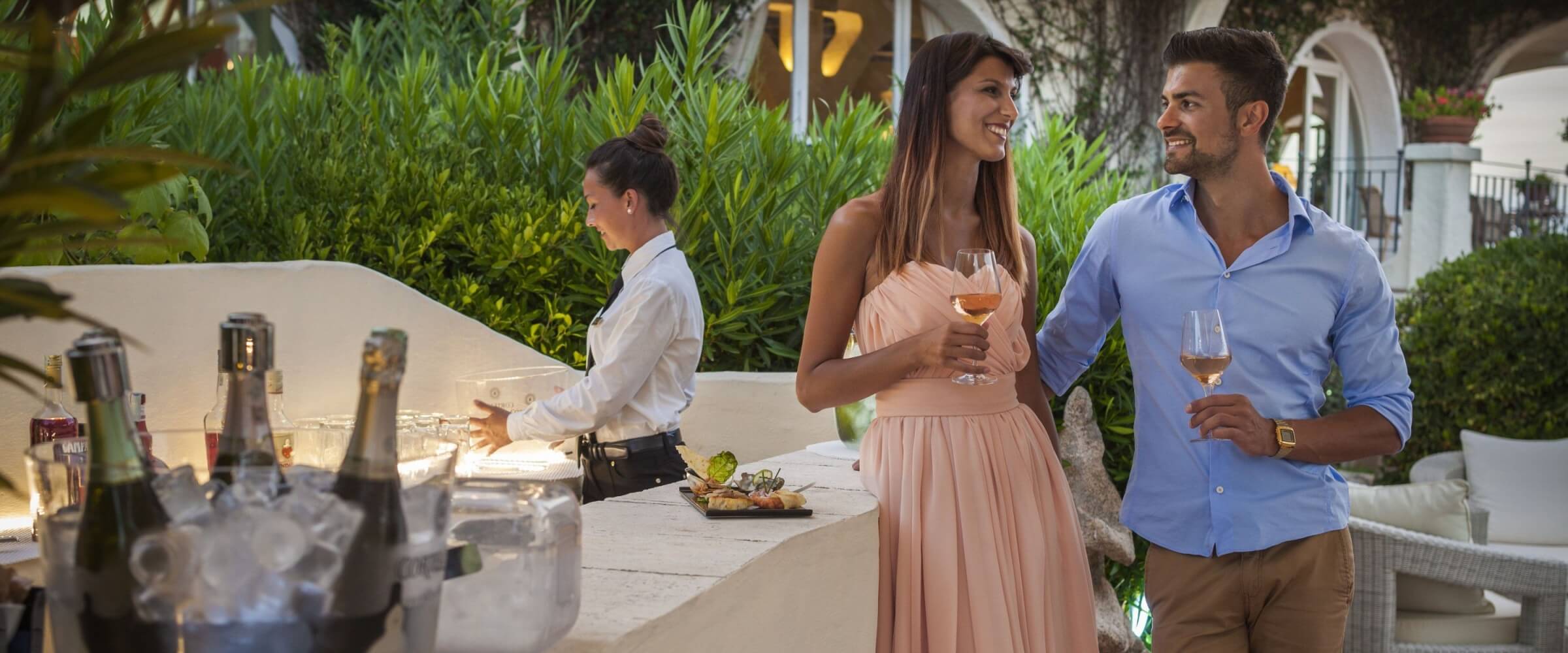 persone che conversano