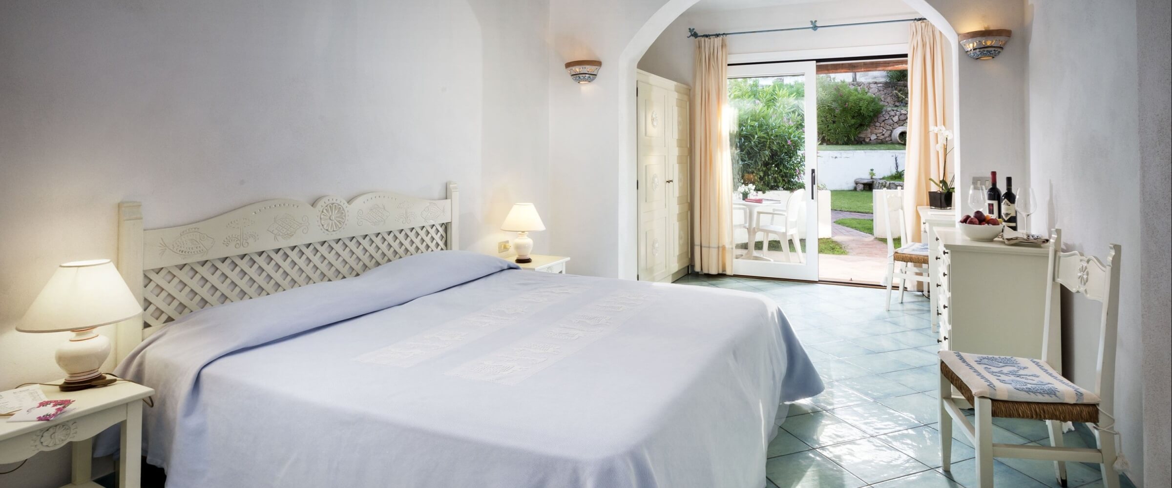 letto matrimoniale della classic room del club hotel