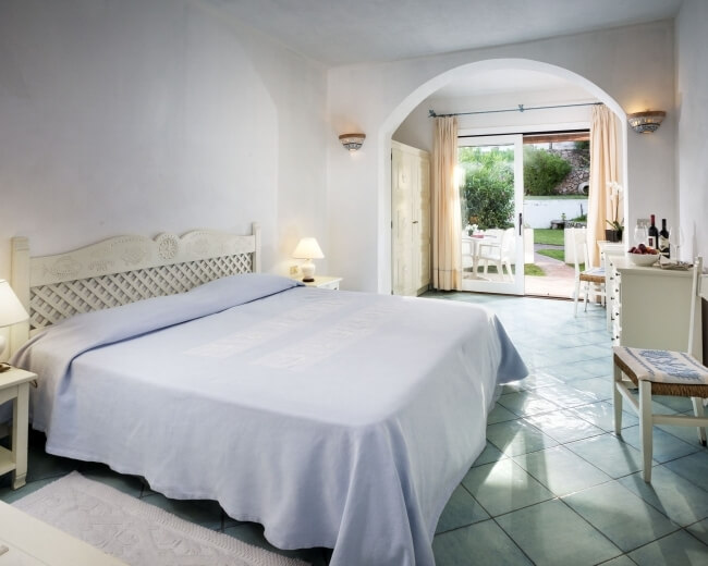 letto matrimoniale della classic room del club hotel