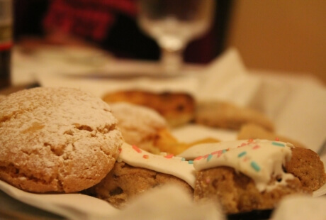 Vassoio di biscotti assortiti con zucchero a velo e glassa.
