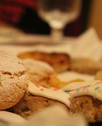 Biscotti con glassa bianca, zucchero a velo e sprinkles colorati.