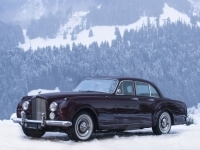Bentley d'epoca sotto la neve