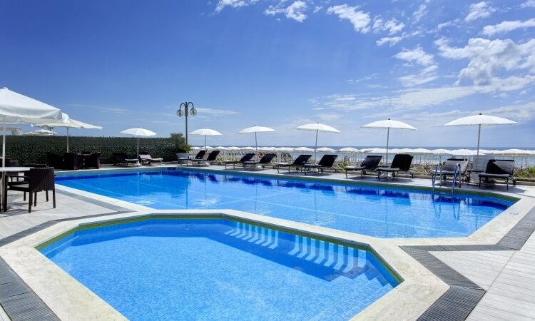 La piscina dell'Hotel è situata di fronte alla spiaggia