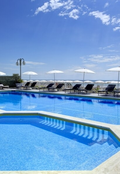 La piscina dell'Hotel è situata di fronte alla spiaggia