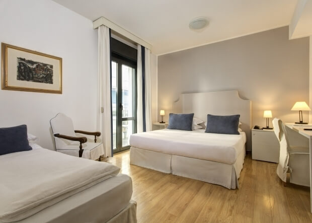 Camera tripla standard frontemare