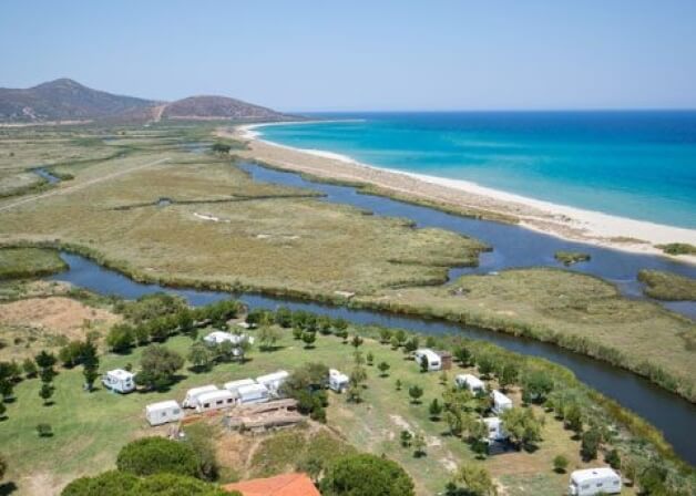 Vista aerea di un paesaggio costiero con campeggio e marshland.