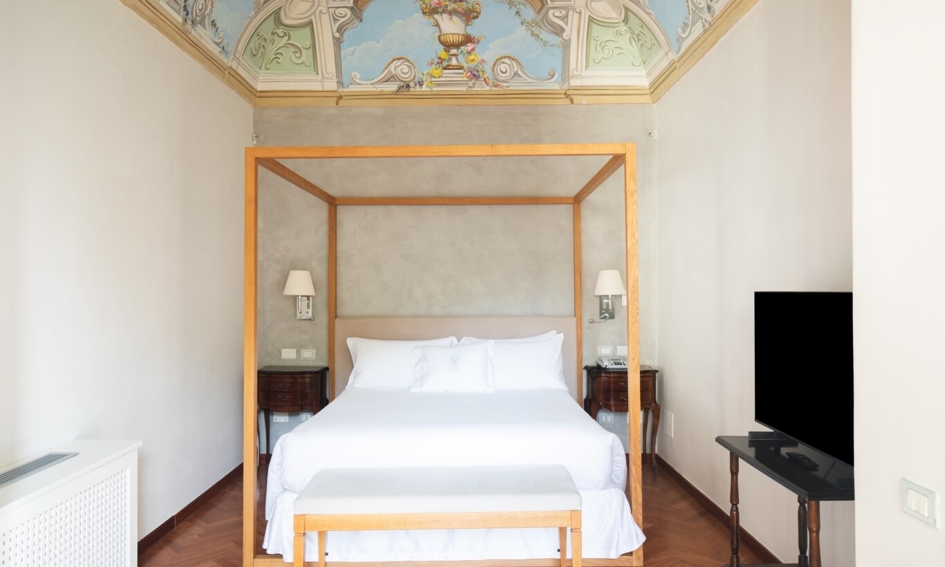 camera da letto con soffitto affrescato