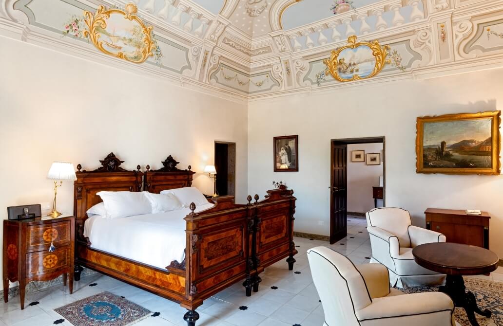 camera da letto antica ed elegante 