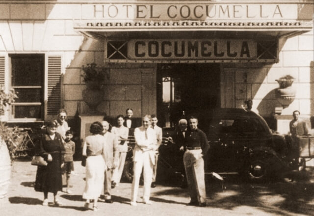 foto in bianco e nero dell'insegna dell'hotel