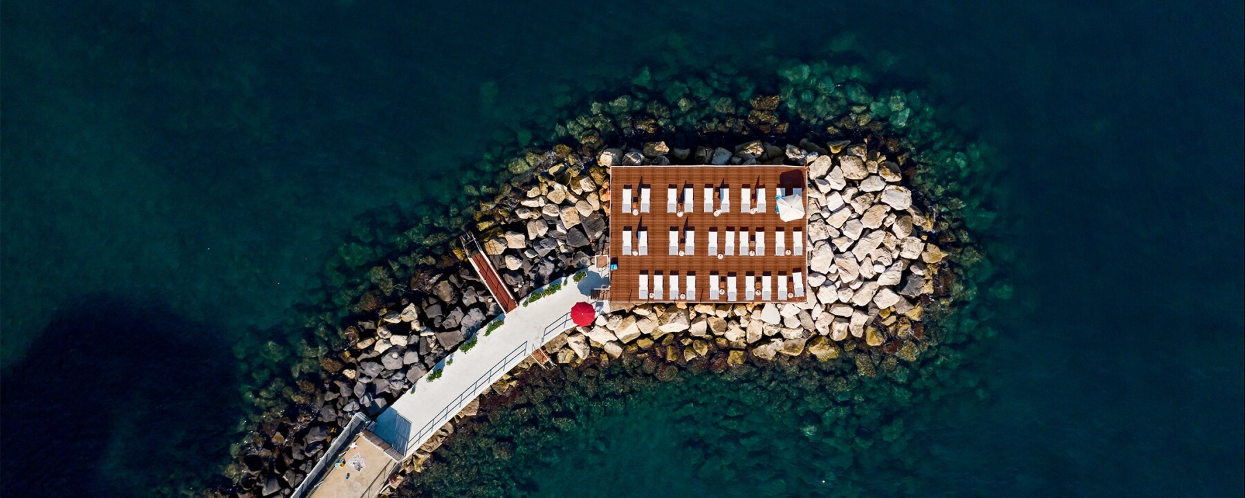 foto dall'alto al pontile