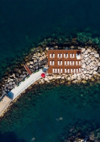 foto dall'alto al pontile