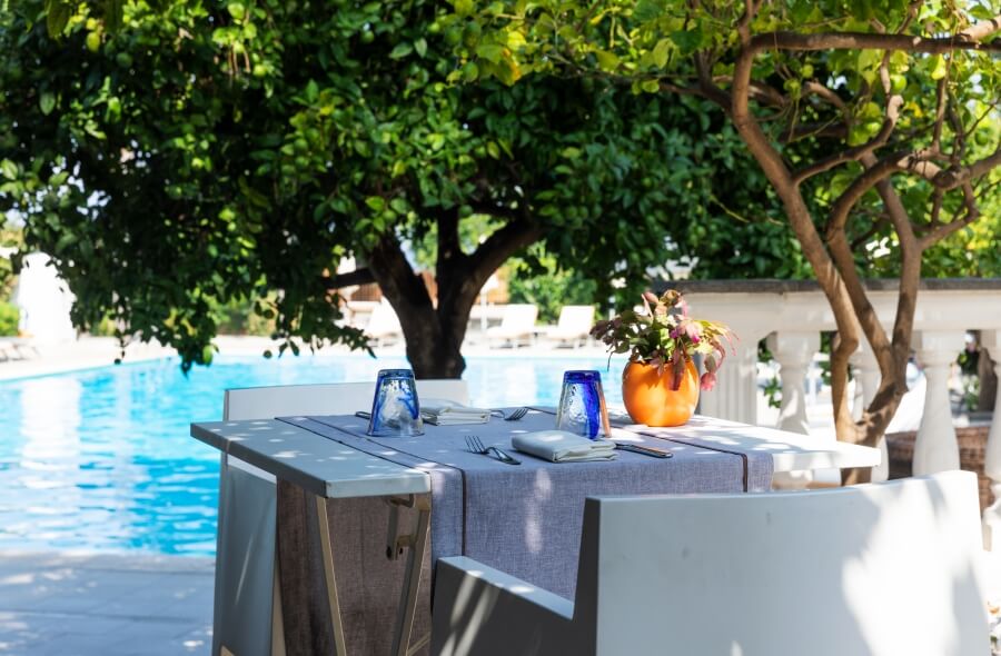 tavoli apparecchiato bordo piscina