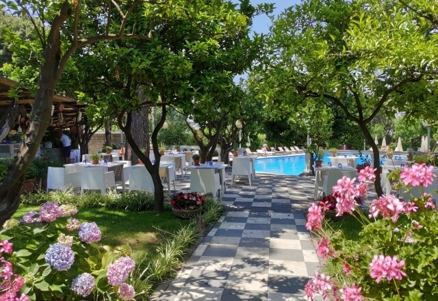 piscina con ristorante accanto