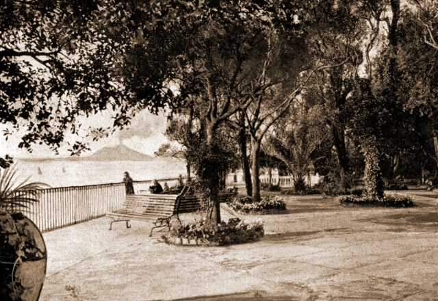 foto in bianco e nero della terrazza dell'hotel cocumella
