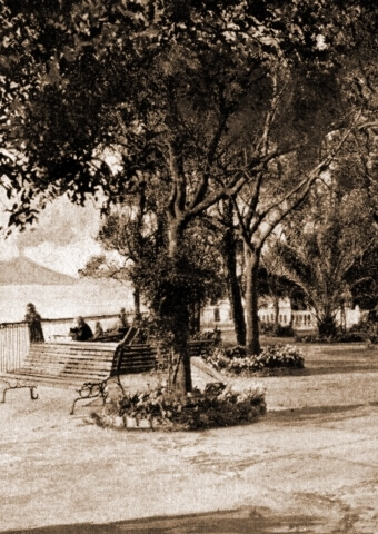 foto in bianco e nero della terrazza dell'hotel cocumella