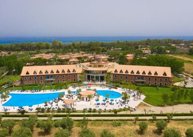 Resort Vipels con piscina, cortile e edifici circondati da verde, in un'atmosfera di relax e svago.