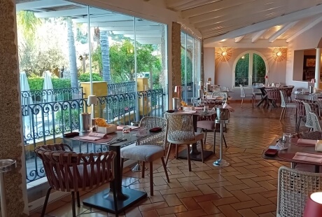 Abendessen auf der Terrasse | Cruccùris Resort Villasimius
