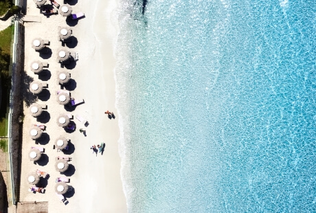 Luftaufnahme der Campulongu Beach in der Bucht von Villasimius. Ein gepflegter, eleganter Strand, der Cruccùris-Gästen als Erweiterung des Aufenthaltserlebnisses zur Verfügung steht.