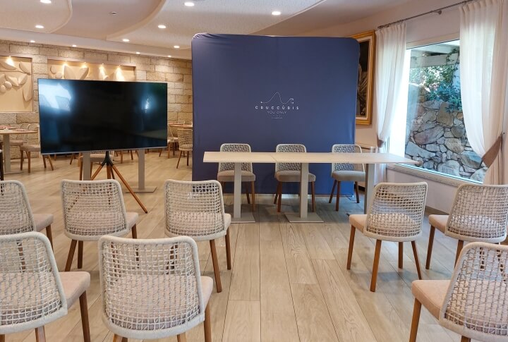 Meetingraum im Cruccùris Resort, hell und zurückhaltend gestaltet, ideal für vertrauliche Meetings, Präsentationen und kleine Zusammenkünfte – im Einklang mit der ruhigen Atmosphäre des Resorts.