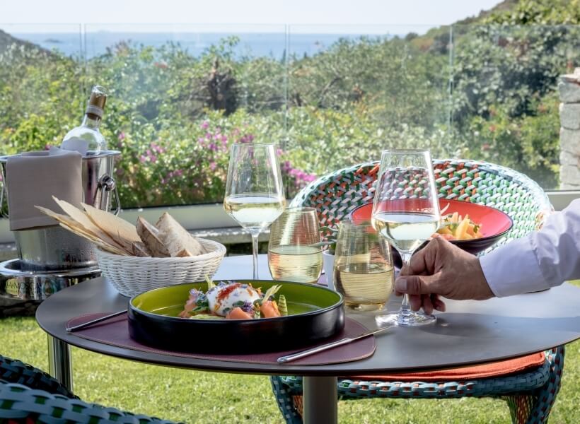 due bicchieri di vino sul tavolo