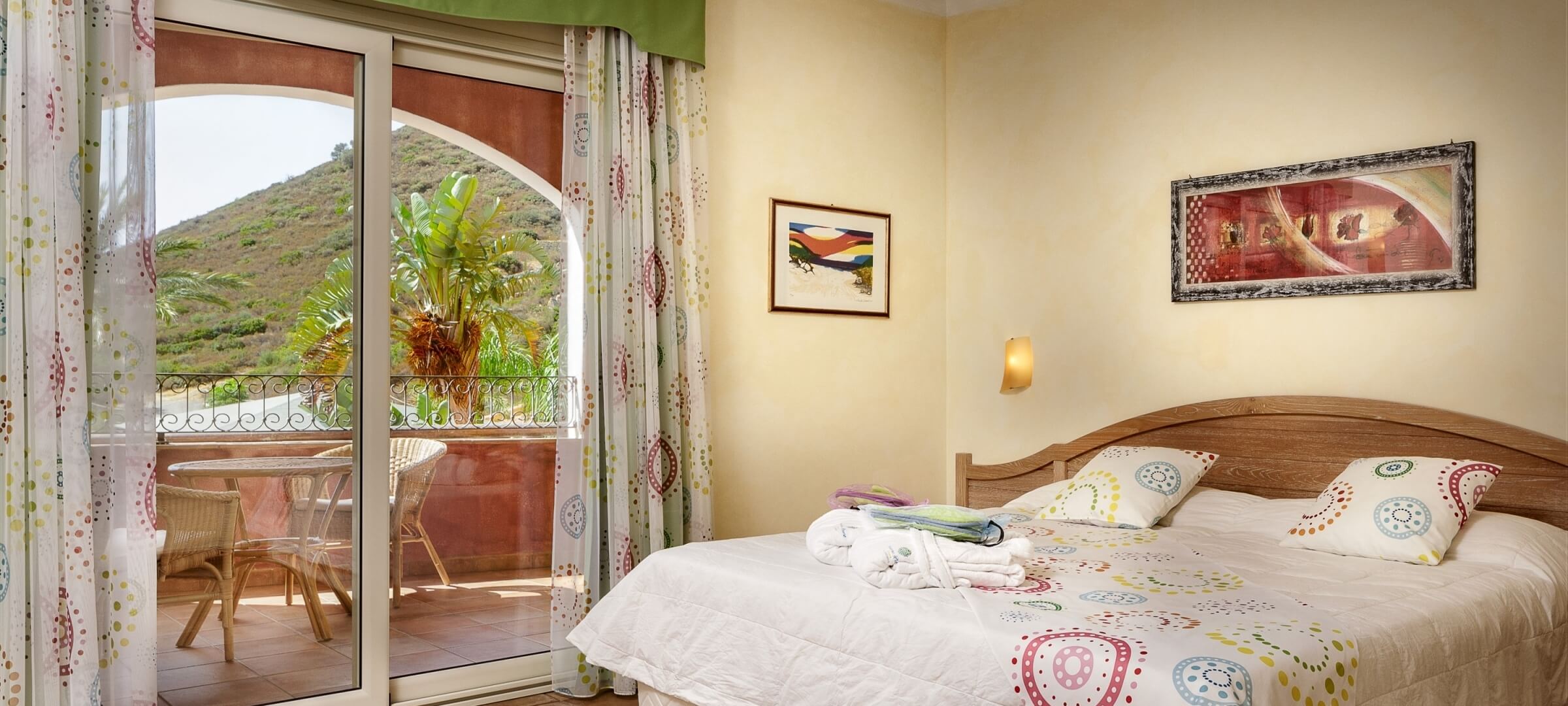 camera da letto e balcone dimora d'acqua comfort